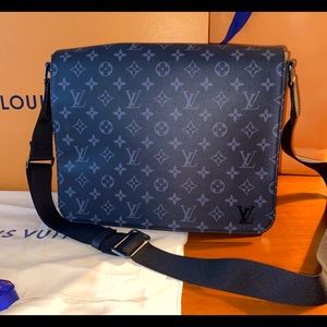 Beautiful LOUIS VUITTON DISTRICT PM MM MONO ECLIPSE MENS. Price not firm.
